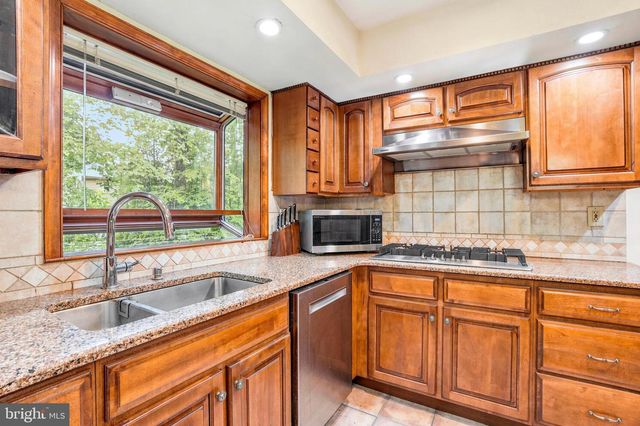 24 BERKLEY DR, Yardley, PA 19067