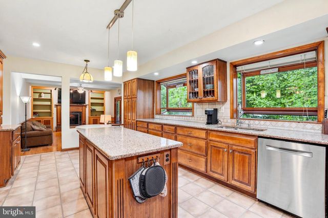 24 BERKLEY DR, Yardley, PA 19067