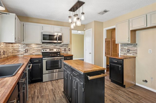 6800 Quail Meadow Drive, Watauga, TX 76148