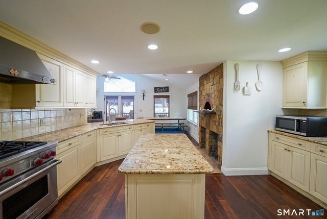 7 Hadik Parkway, Norwalk, CT 06854