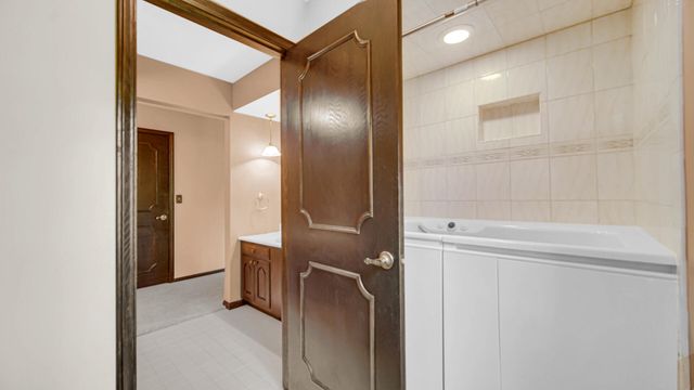 2208 Wynnewood Drive, Valparaiso, IN 46385