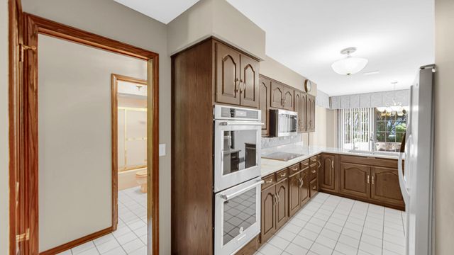 2208 Wynnewood Drive, Valparaiso, IN 46385