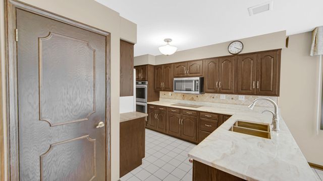 2208 Wynnewood Drive, Valparaiso, IN 46385