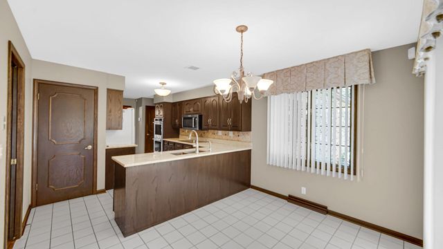 2208 Wynnewood Drive, Valparaiso, IN 46385