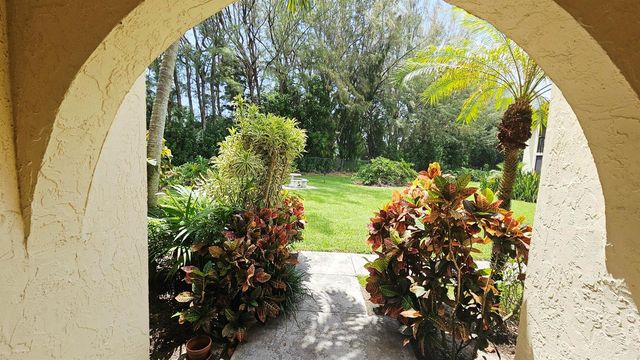 4807 SABLE PINE Circle B1, West Palm Beach, FL 33417