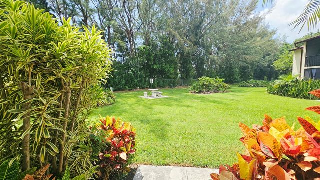 4807 SABLE PINE Circle B1, West Palm Beach, FL 33417