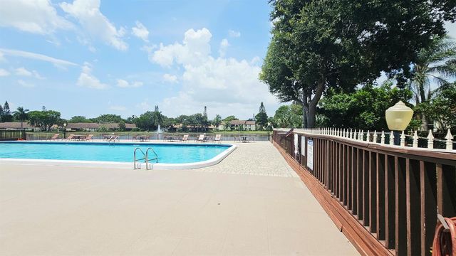 4807 SABLE PINE Circle B1, West Palm Beach, FL 33417