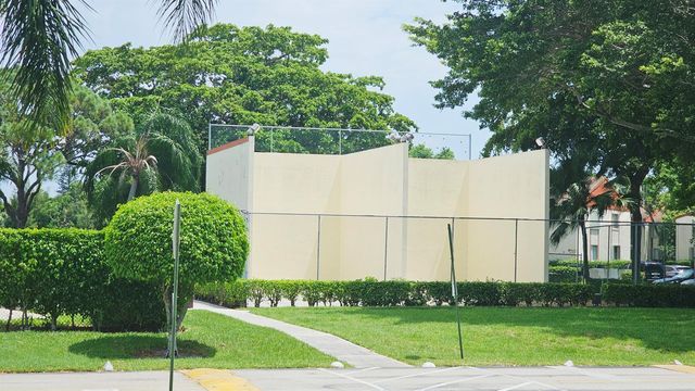 4807 SABLE PINE Circle B1, West Palm Beach, FL 33417