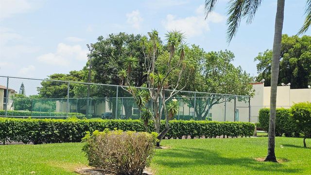 4807 SABLE PINE Circle B1, West Palm Beach, FL 33417