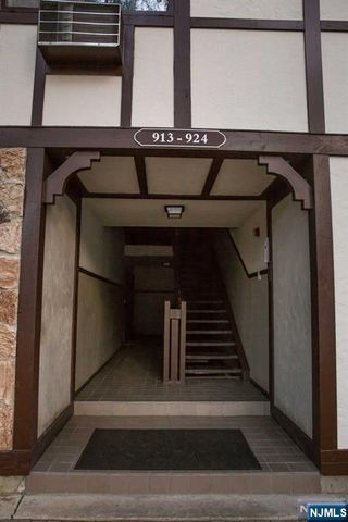 917 Thoreau Court, Mahwah, NJ 07430