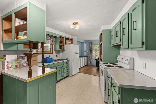 2700 Mallis Landing Road, Raymond, WA 98577