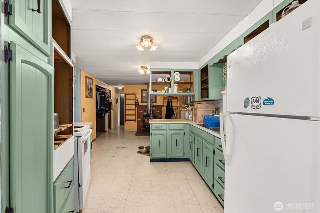 2700 Mallis Landing Road, Raymond, WA 98577