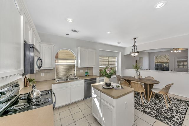 804 Rio Bravo Drive, Fort Worth, TX 76052