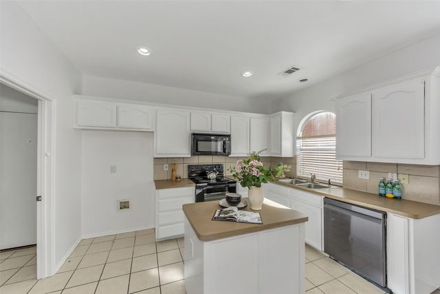 804 Rio Bravo Drive, Fort Worth, TX 76052