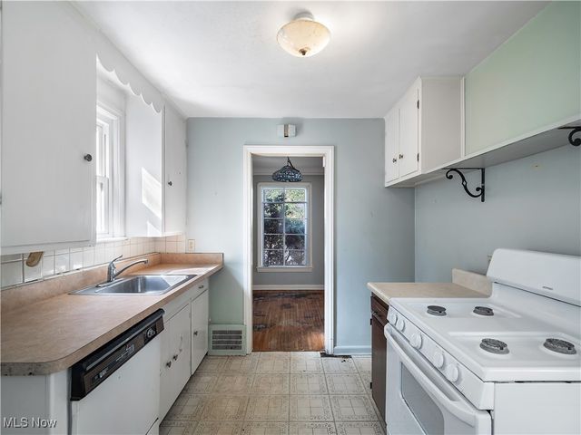 857 Quarry Drive, Cleveland Heights, OH 44121