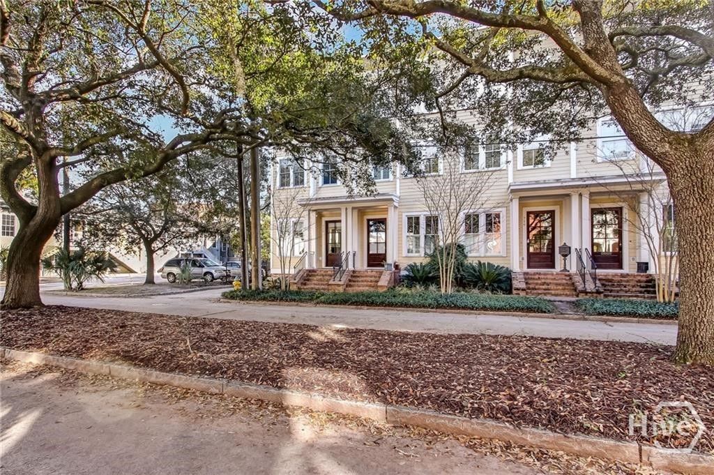Image 4 of property listing at 712 Tattnall Street, Savannah, GA 31401