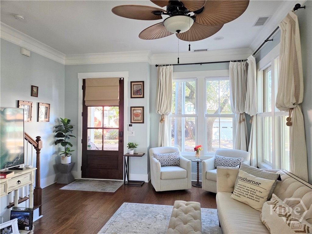 Image 6 of property listing at 712 Tattnall Street, Savannah, GA 31401