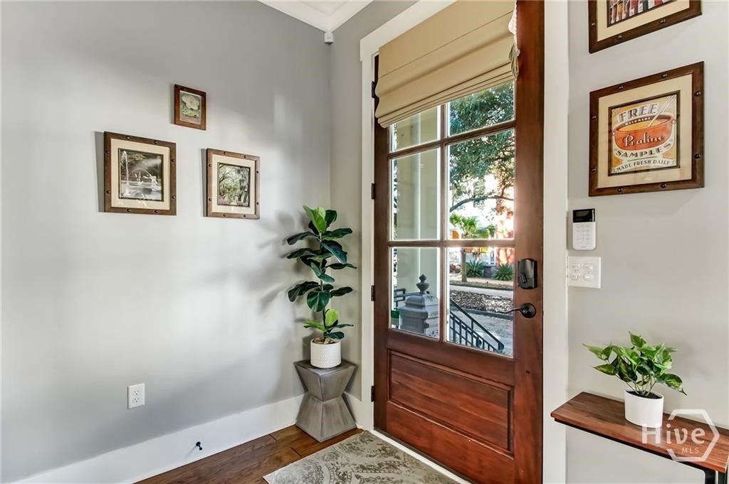 Image 9 of property listing at 712 Tattnall Street, Savannah, GA 31401