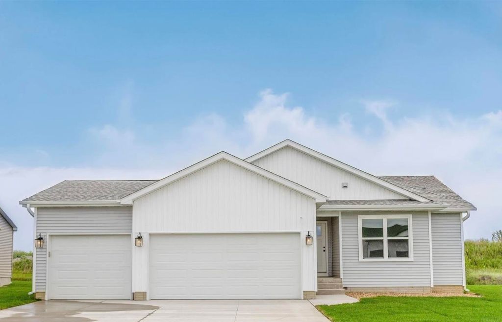 3927 Broomfield Drive, Cedar Falls, IA 50613