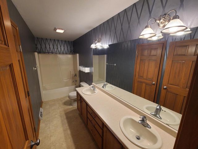 W220S3864 Crestview DRIVE, Waukesha, WI 53189