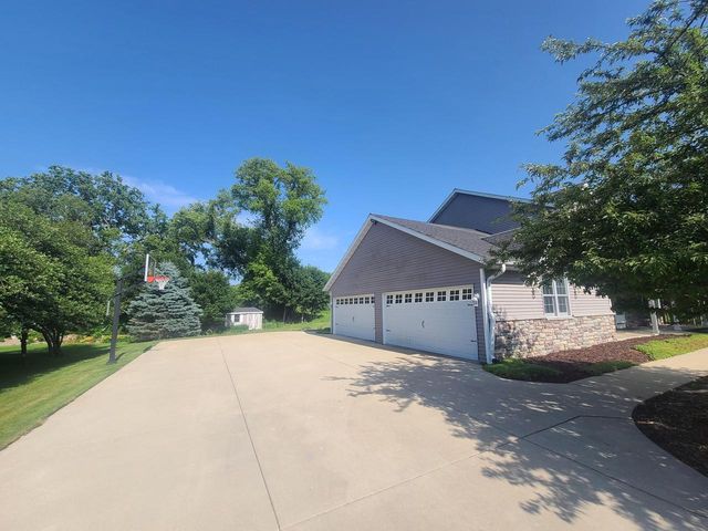 W220S3864 Crestview DRIVE, Waukesha, WI 53189