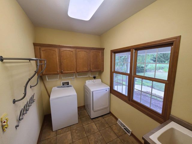 W220S3864 Crestview DRIVE, Waukesha, WI 53189