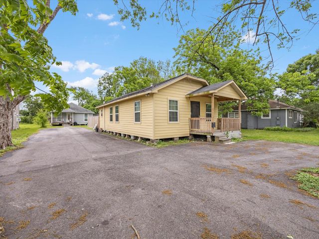 311 S 3rd Street, Highlands, TX 77562