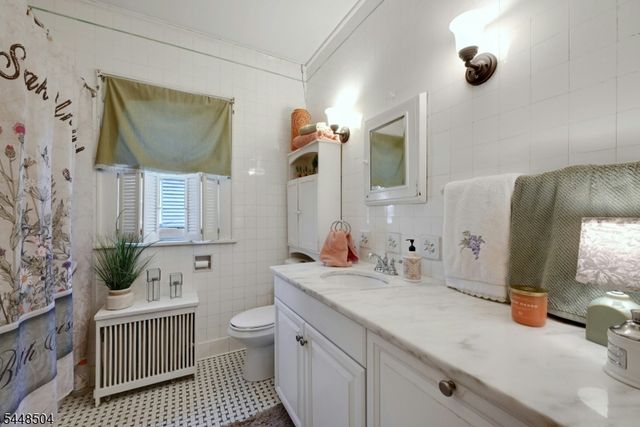 111 Van Winkle Ave, Hawthorne Boro, NJ 07506