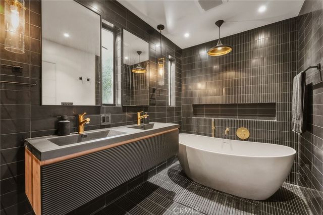3601 Dixie Canyon Place, Sherman Oaks, CA 91423