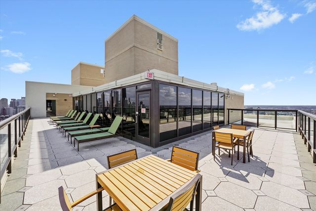 1560 N Sandburg Terrace 1505, Chicago, IL 60610