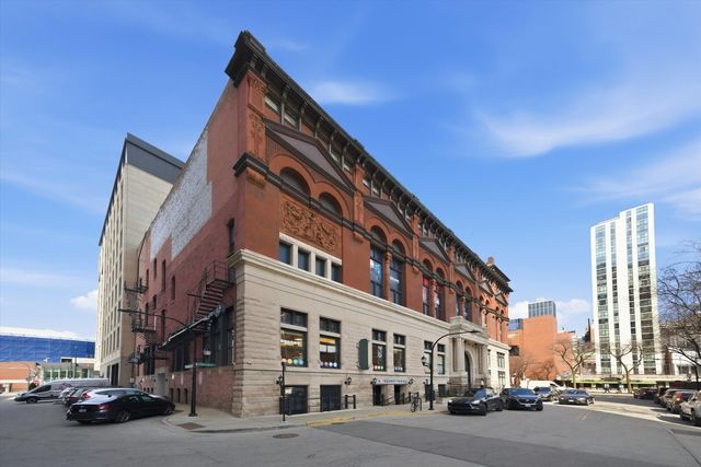 1560 N Sandburg Terrace 1505, Chicago, IL 60610