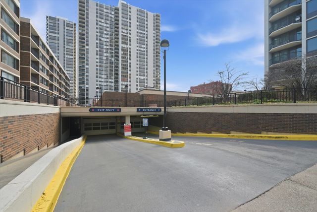 1560 N Sandburg Terrace 1505, Chicago, IL 60610