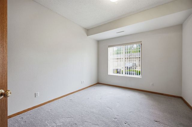 250 Cimarron Drive 202, Hiawatha, IA 52233