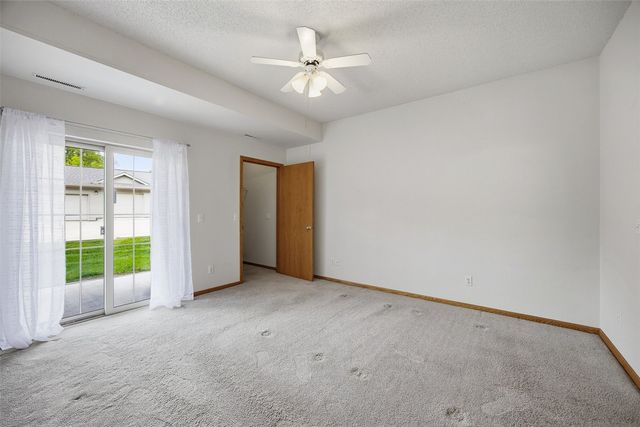 250 Cimarron Drive 202, Hiawatha, IA 52233