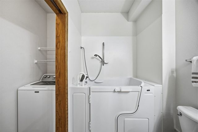 250 Cimarron Drive 202, Hiawatha, IA 52233