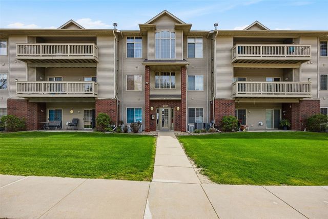 250 Cimarron Drive 202, Hiawatha, IA 52233
