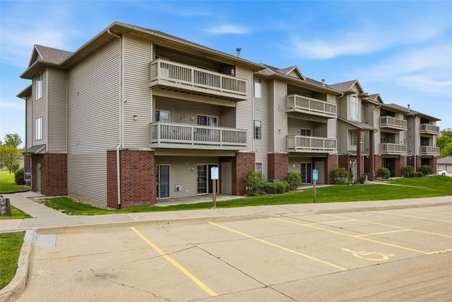 250 Cimarron Drive 202, Hiawatha, IA 52233