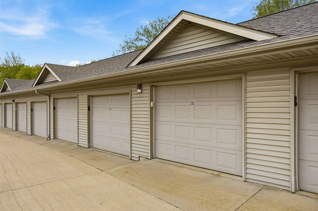 250 Cimarron Drive 202, Hiawatha, IA 52233