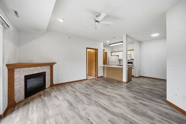 250 Cimarron Drive 202, Hiawatha, IA 52233