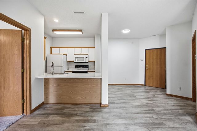 250 Cimarron Drive 202, Hiawatha, IA 52233