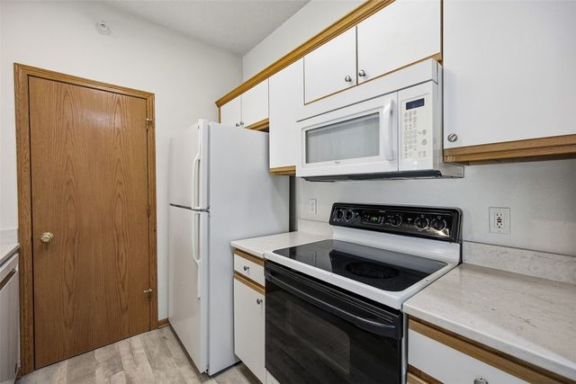 250 Cimarron Drive 202, Hiawatha, IA 52233
