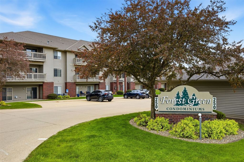 250 Cimarron Drive 202, Hiawatha, IA 52233