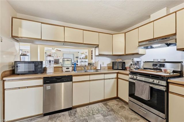 1607 Aldrich LN, Virginia Beach, VA 23454