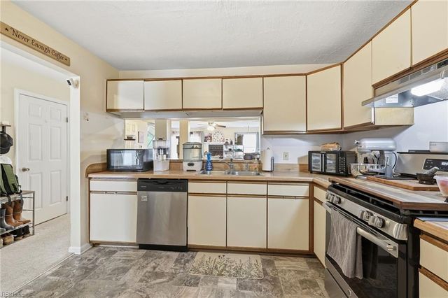 1607 Aldrich LN, Virginia Beach, VA 23454