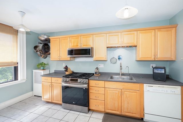 1064 Beacon St 12A, Brookline, MA 02446