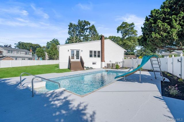 31 Seton Court, Old Bethpage, NY 11804