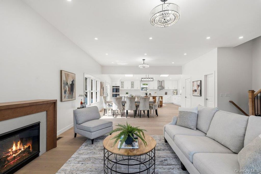 31 Seton Court, Old Bethpage, NY 11804 — photo 3