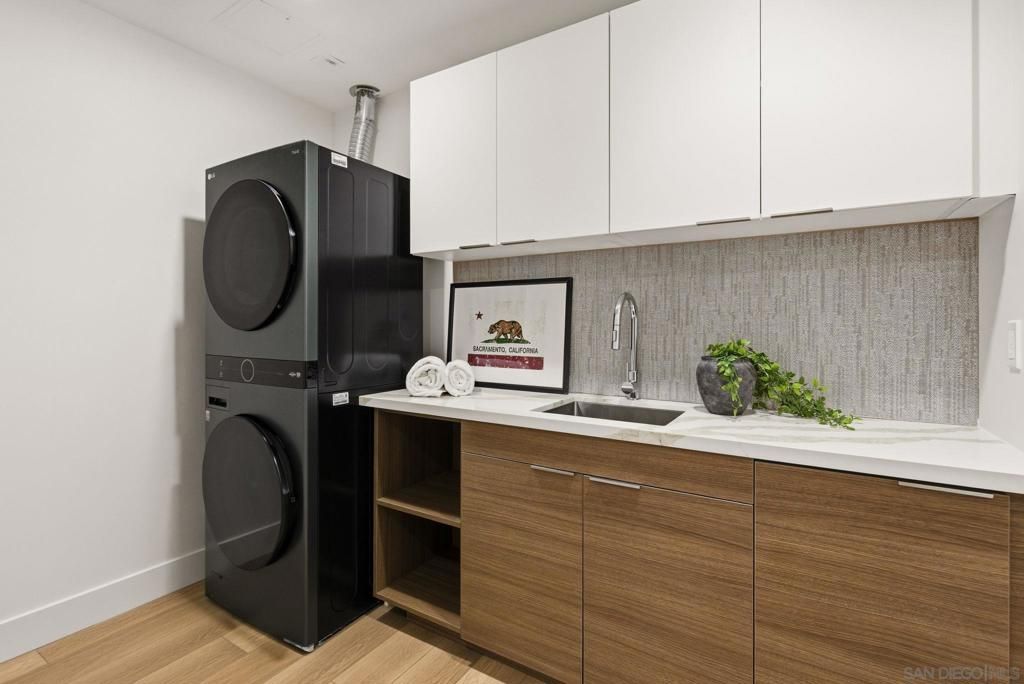 Image 32 of property listing at 2501 State Street 205, Carlsbad, CA 92008