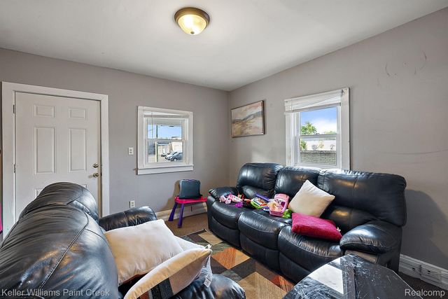 31 W BARRETT Avenue, Madison Heights, MI 48071