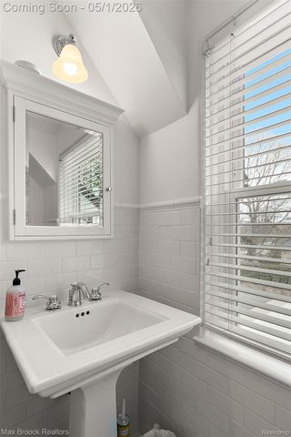 1583 Clarendon Road, Bloomfield Hills, MI 48302